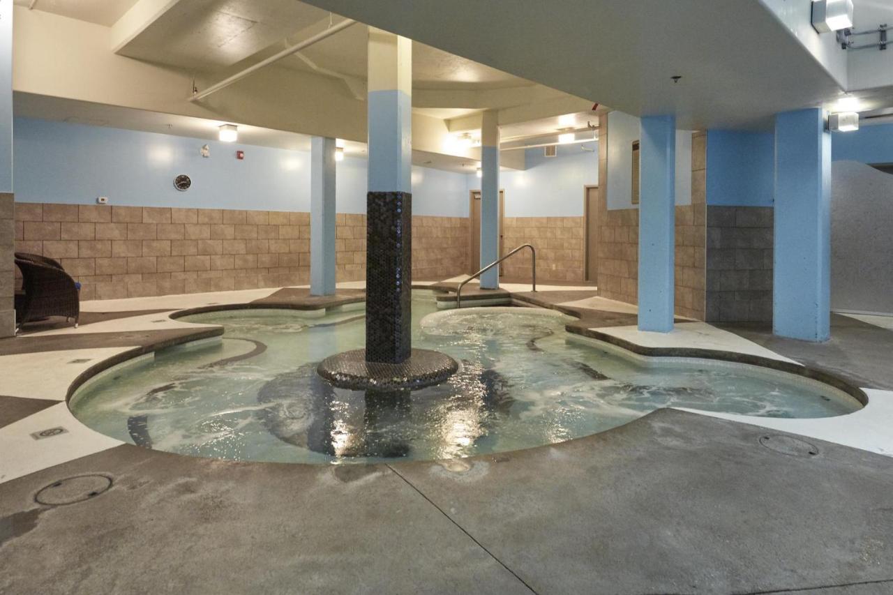 Star Suite -Luxurious Condo With 3 Fireplaces, And Open Pool! Canmore Exterior photo